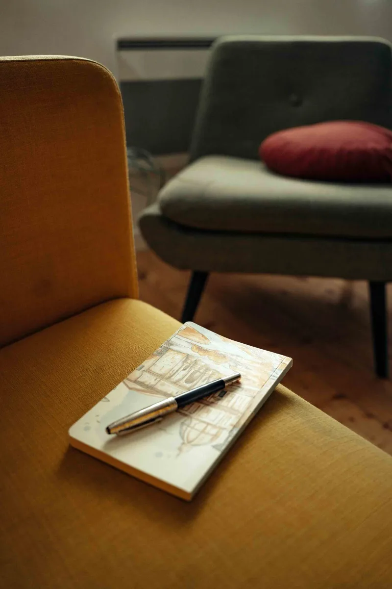 Un carnet et un stylo posés sur un fauteuil, dans l'espace de Lille Hellemmes